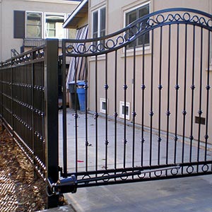 Peinture d'un portail et d'une clôture en metal